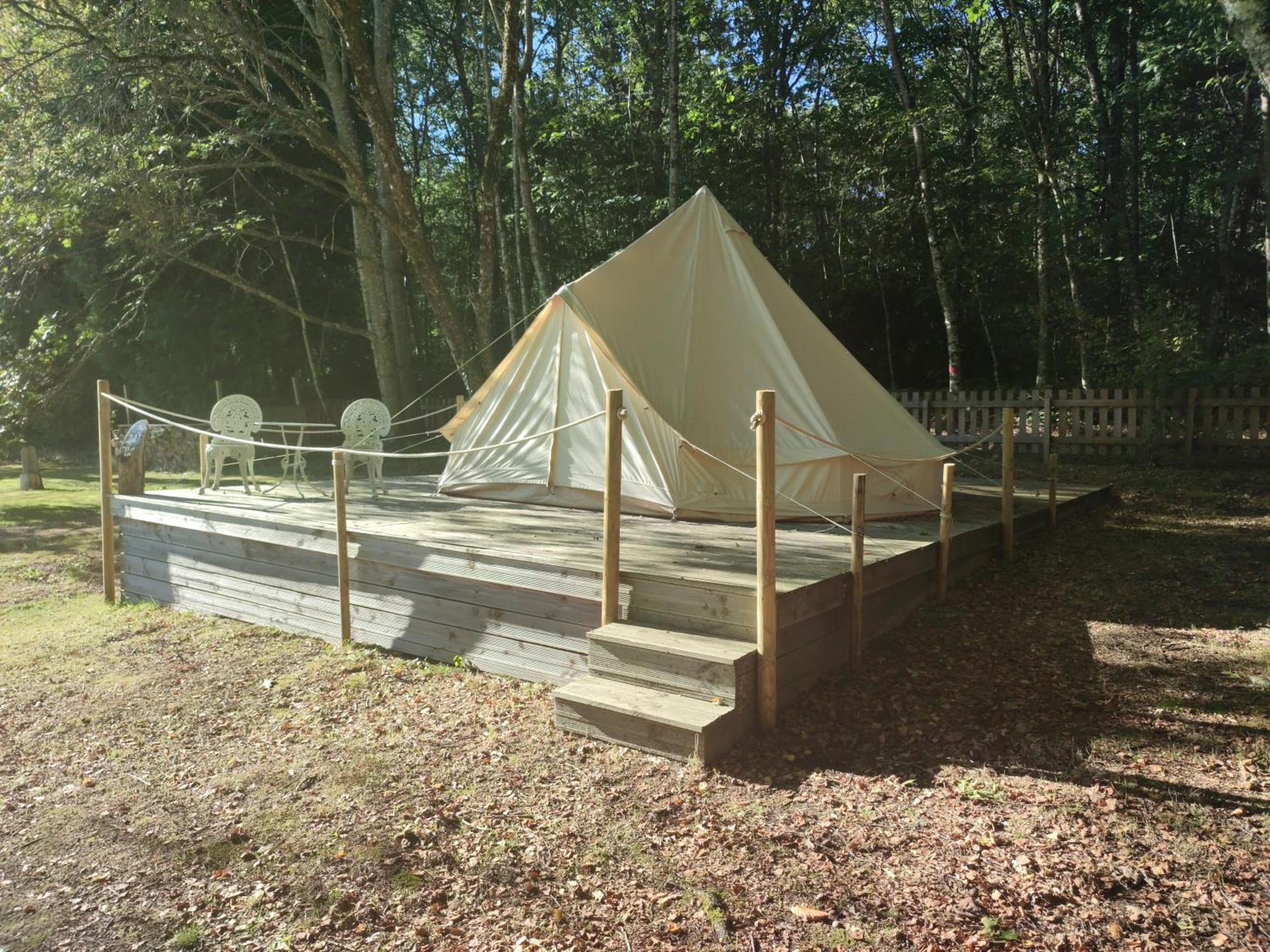 Camping Sous Les Belles Etoiles Peyrilhac Exterior foto